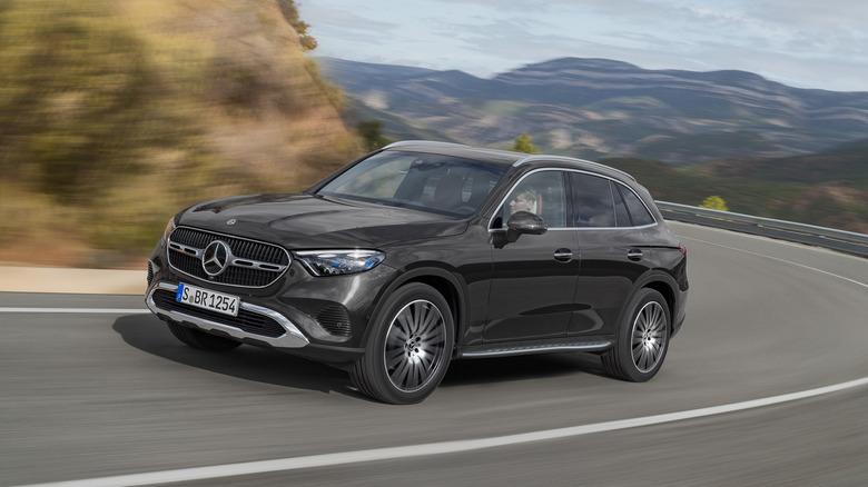 2025 Mercedes-Benz GLC-Class dynamic image front 3/4 view
