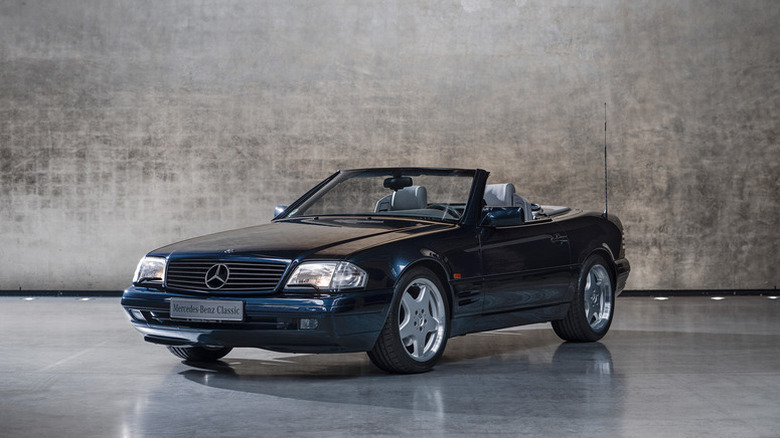 Mercedes-Benz 600 SL of the 129 series studio photo front 3/4 view