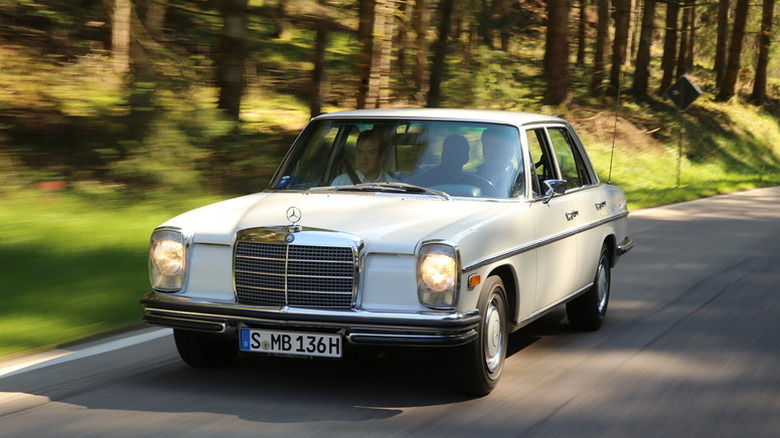 Mercedes-Benz 280 E Stroke/8 (W 114) driving at speed