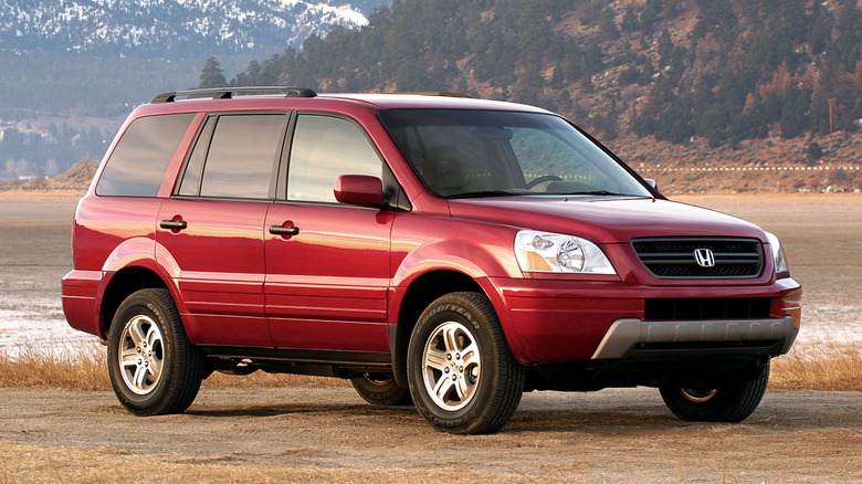 2003 Honda Pilot near mountains