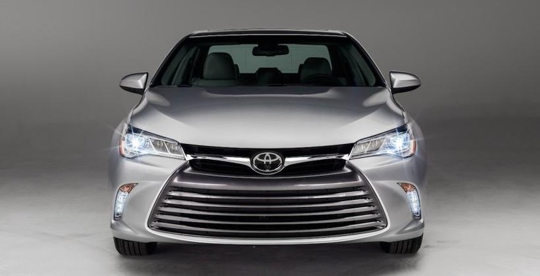 2015_Toyota_Camry_028