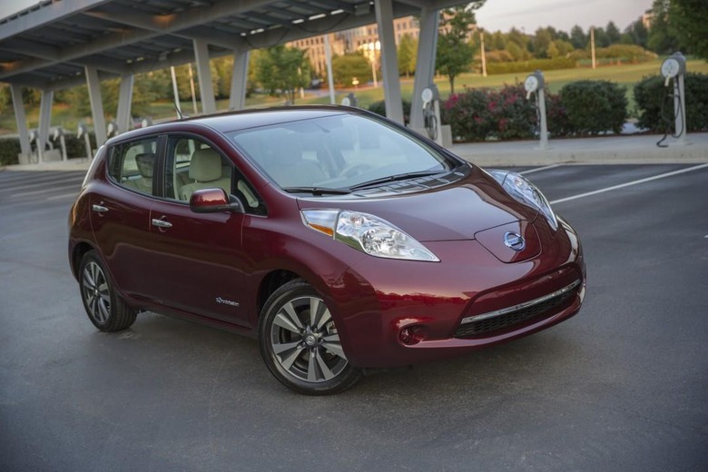 2016_nissan_leaf_13