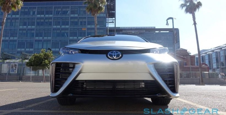 toyota-mirai-live-2