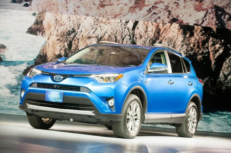 2015_NYIAS_2016ToyotaRAV4Hybrid_Reveal_003