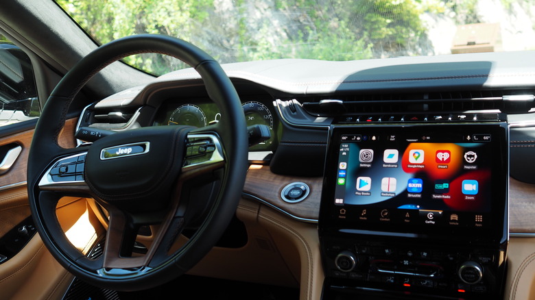 2021 Jeep Grand Cherokee L dash