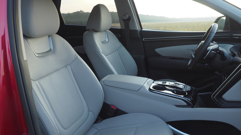 2022 Hyundai Tucson front seats