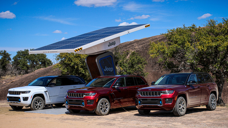2022 Jeep Grand Cherokee 4xe plugged in