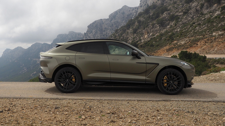 Aston Martin DBX707