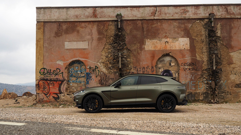 Aston Martin DBX707