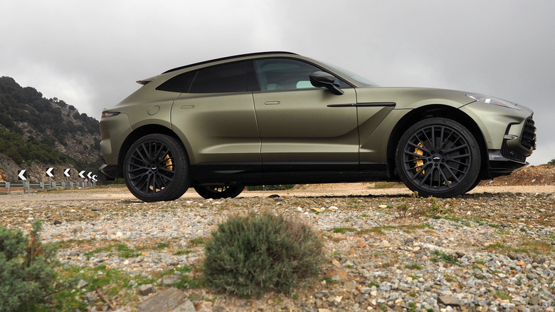 Aston Martin DBX707
