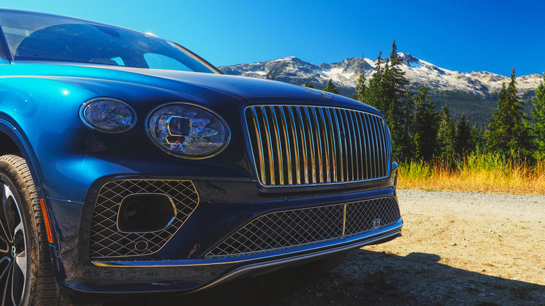 2023 Bentley Bentayga EWB grille
