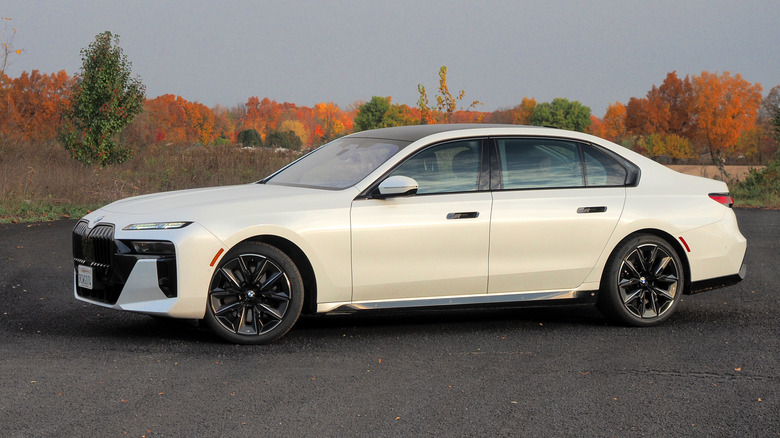 2023 BMW 760i driver side