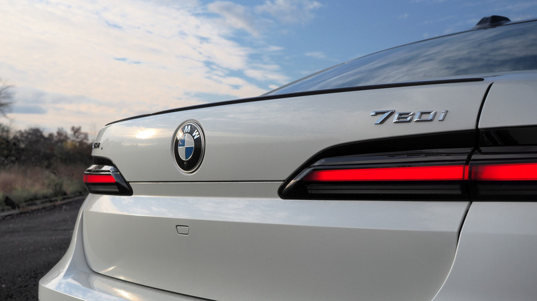 2023 BMW 760i rear end