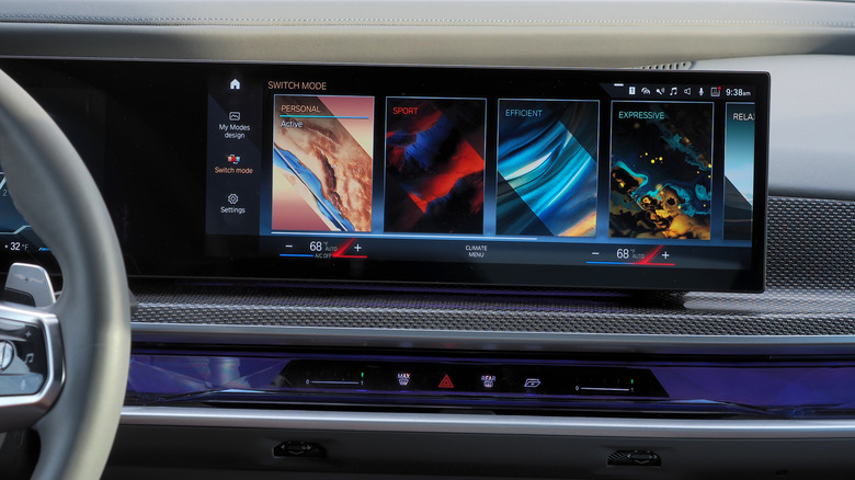 2023 BMW 760i infotainment screen