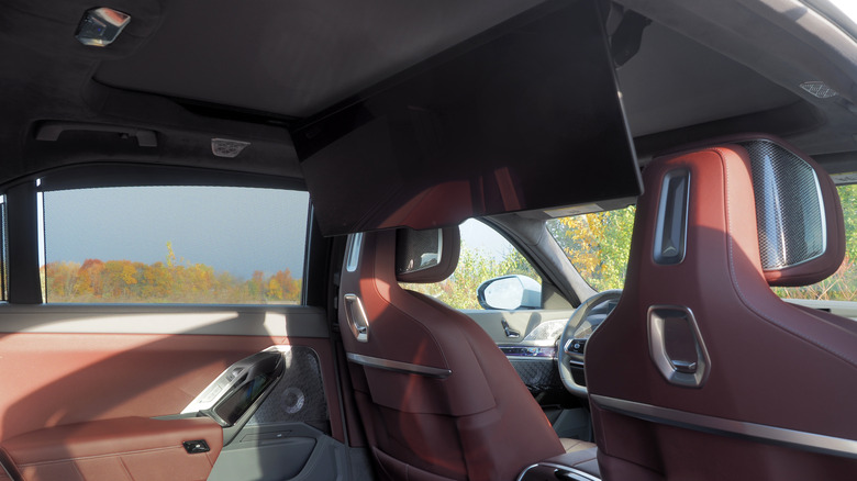 2023 BMW 760i rear seat screen