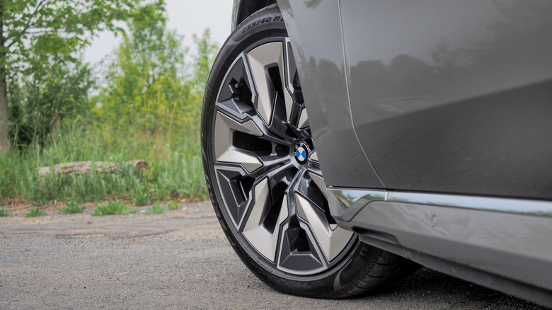 2023 BMW i7 front wheel