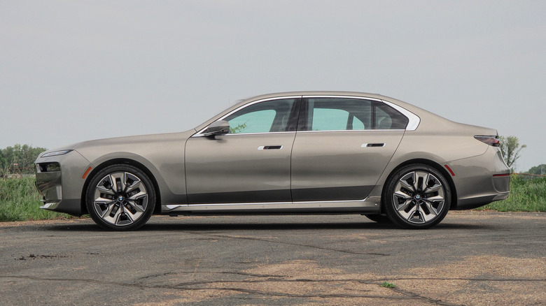 2023 BMW i7 driver side view