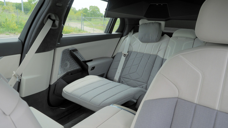 2023 BMW i7 backseat reclined