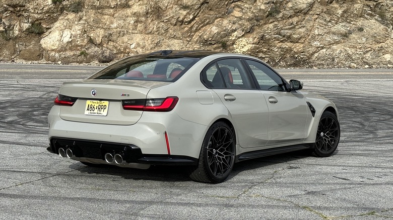 2023 BMW M3 traseira três quartos