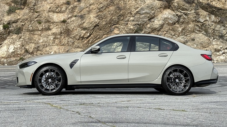 Perfil lateral BMW M3 2023