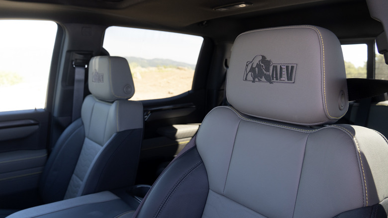 2023 Chevrolet Silverado ZR2 Bison AEV assentos bordados
