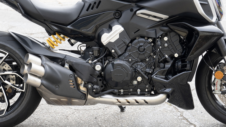 Detalhe lateral da Ducati Diavel V4 2023