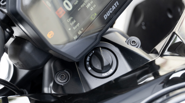 Interruptor de ignição Ducati Diavel V4 2023 atrás do conjunto de medidores