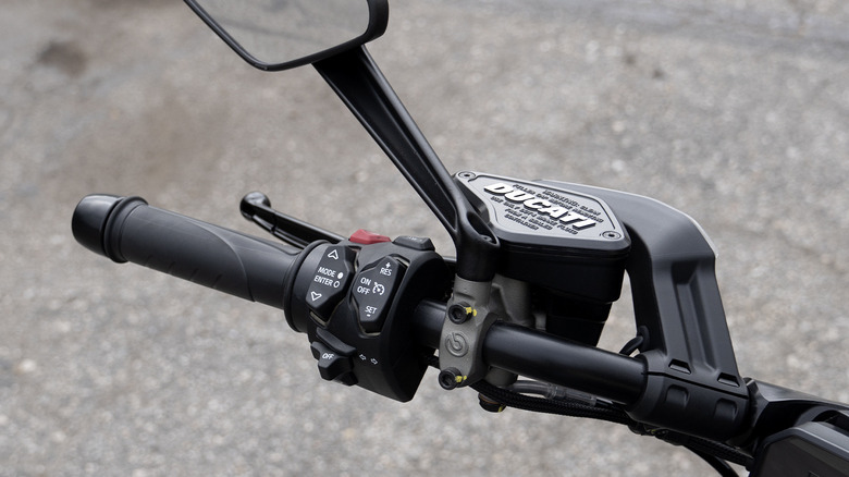 2023 Ducati Diavel V4 handlebar and switchgear