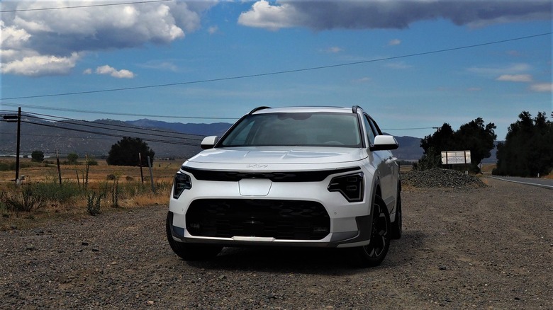 2023 Kia Niro angled front view