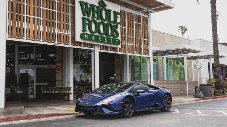 Lamborghini Huracán Tecnica parked in front of Whole Foods Venice