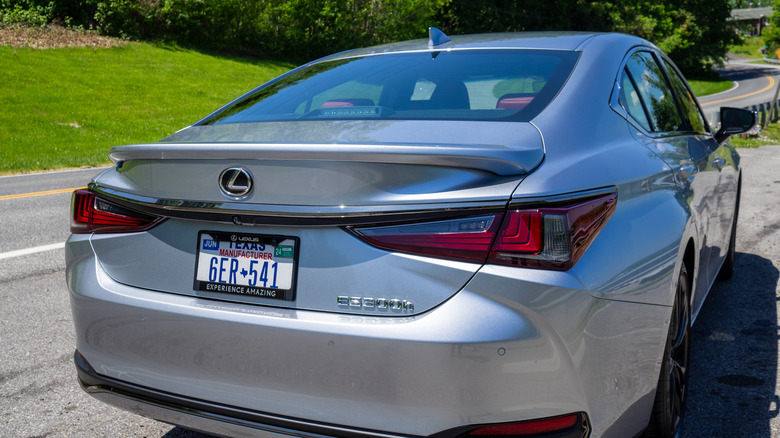 2023 Lexus ES 300h F Sport Handling rear end