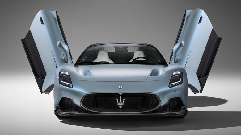 2023 Maserati MC20 Cielo front view.