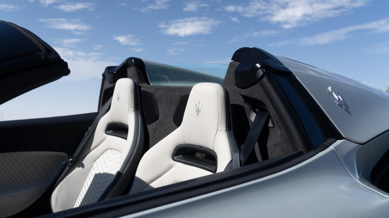 2023 Maserati MC20 Cielo headrests and aero fairing humps