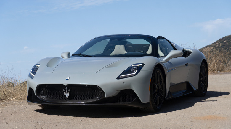 2023 Maserati MC20 Cielo front three quarters