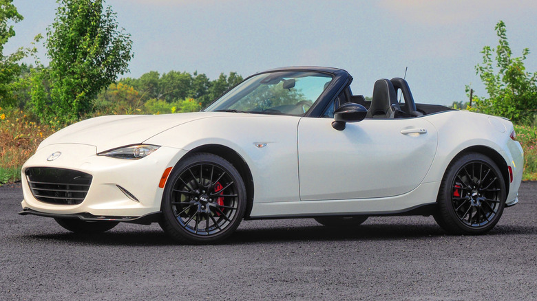 2023 Mazda MX-5 Miata Club front 3/4s