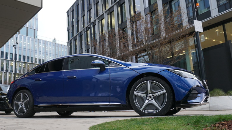 Mercedes-Benz EQE 350+ Spectral Blue in Frankfurt