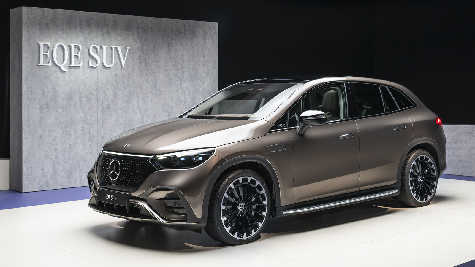 2023 MercedesBenz EQE SUV & 2024 AMG EQE SUV First Look Compact SUVs