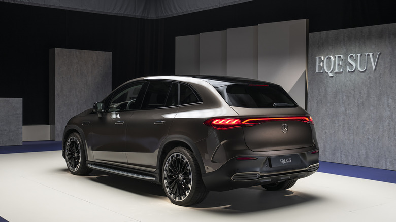 2023 Mercedes-EQ EQE SUV left rear three-quarter view