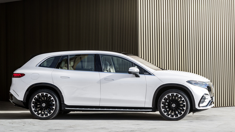 Mercedes-Benz EQS SUV profile view