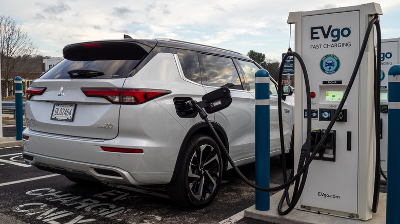 2023 Mitsubishi Outlander PHEV charging