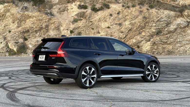 2023 Volvo V60 Cross Country rear three-quarter