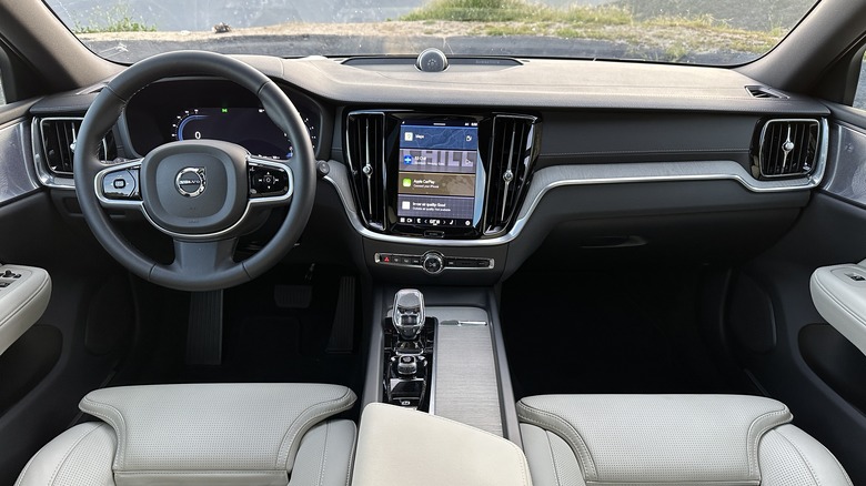 2023 Volvo V60 Cross Country interior