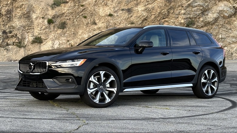 2023 Volvo V60 Cross Country front three-quarter view