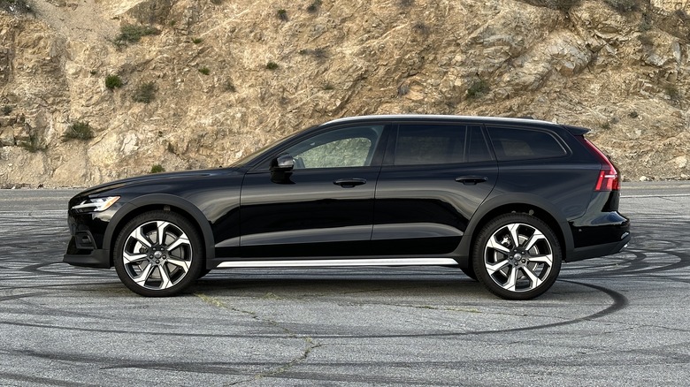 2023 Volvo V60 Cross Country side profile
