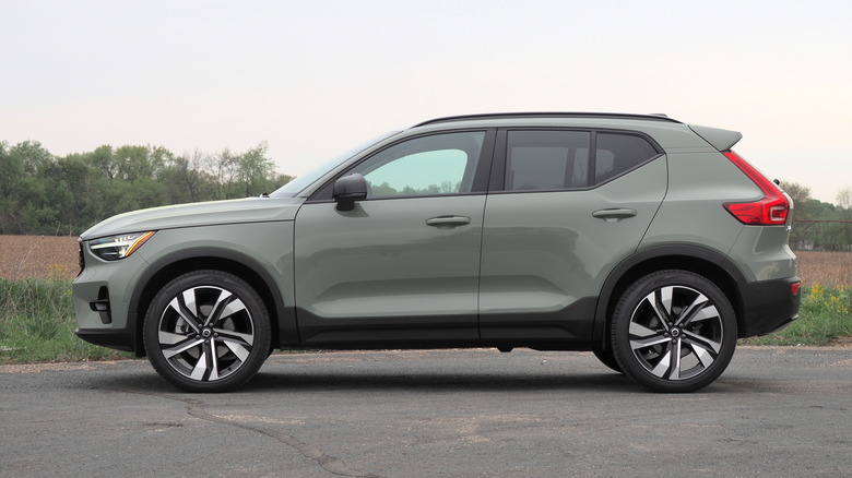 2023 Volvo XC40 driver side