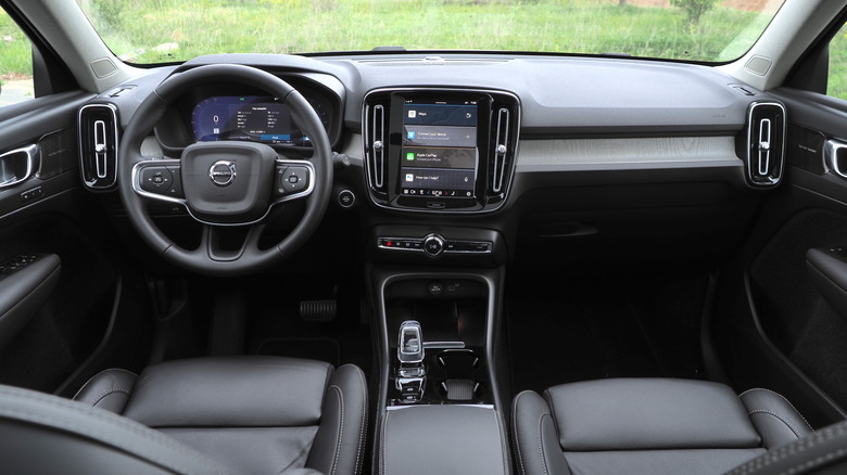 2023 Volvo XC40 interior dashboard