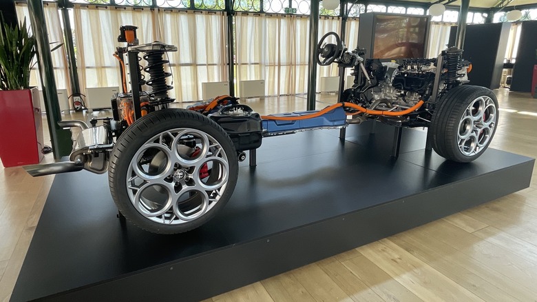 Display of Alfa Romeo Tonale PHEV platform
