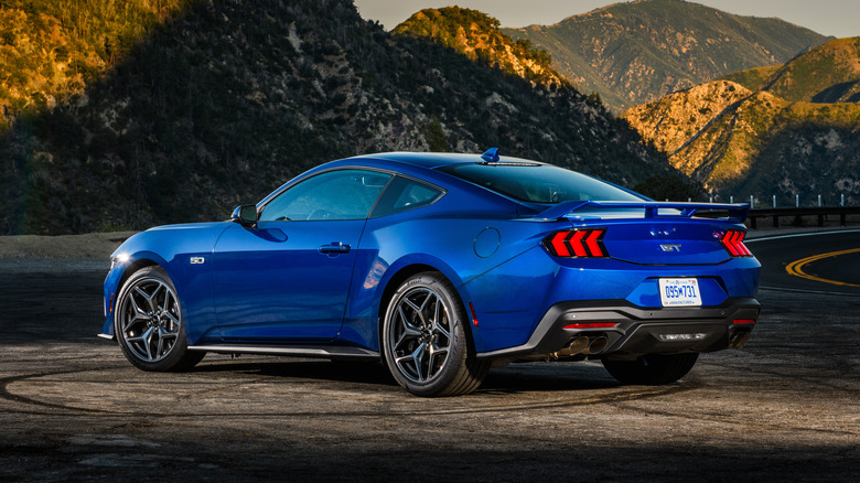 2024 Ford Mustang GT traseira três quartos em azul