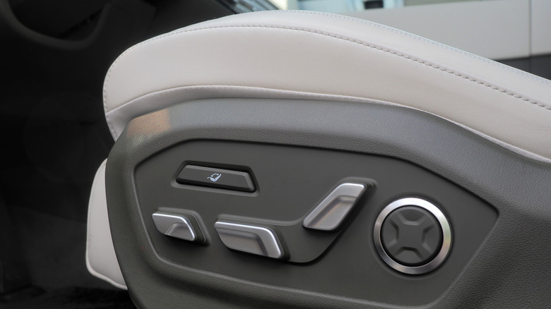 2024 Hyundai Santa Fe driver's seat controls