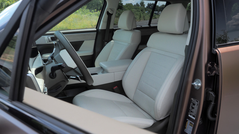 2024 Hyundai Santa Fe front seats